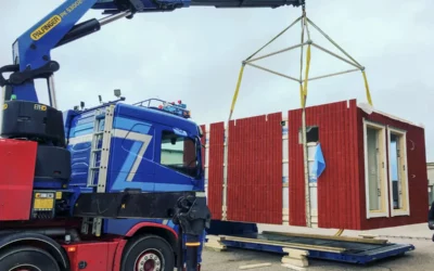 Attefallshus förflyttas av lastbil i Östhammar